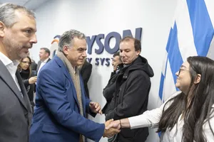 Orsi visitó las instalaciones de Joyson Safety Systems Uruguay, en San José