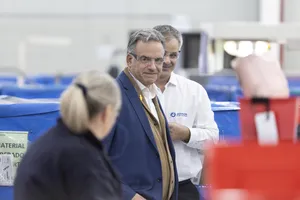 Orsi visitó las instalaciones de Joyson Safety Systems Uruguay, en San José