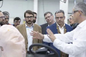 Orsi visitó las instalaciones de Joyson Safety Systems Uruguay, en San José