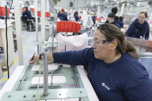 Orsi visitó las instalaciones de Joyson Safety Systems Uruguay, en San José