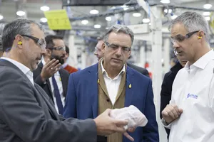 Orsi visitó las instalaciones de Joyson Safety Systems Uruguay, en San José
