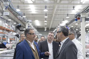 Orsi visitó las instalaciones de Joyson Safety Systems Uruguay, en San José