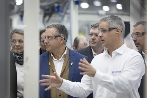 Orsi visitó las instalaciones de Joyson Safety Systems Uruguay, en San José