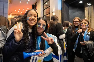 Estudiantes de liceos y UTU alentaron a la selección uruguaya en el auditorio del Sodre