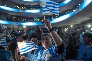 Estudiantes de liceos y UTU alentaron a la selección uruguaya en el auditorio del Sodre