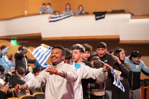 Estudiantes de liceos y UTU alentaron a la selección uruguaya en el auditorio del Sodre