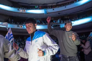 Estudiantes de liceos y UTU alentaron a la selección uruguaya en el auditorio del Sodre
