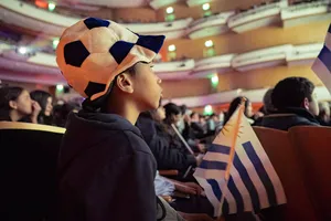 Estudiantes de liceos y UTU alentaron a la selección uruguaya en el auditorio del Sodre