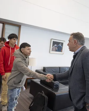 Orsi con becarios del INAU