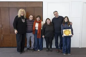 Créditos: Camilo Dos Santos, Ignacio Turell (fotografía) / Presidencia de la República (fuente institucional) Orsi entregó pabellones a estudiantes del liceo n°1 de Montevideo