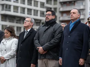 Entrega de ofrenda floral al pie del Mausoleo de José Artigas