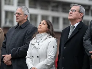 Entrega de ofrenda floral al pie del Mausoleo de José Artigas