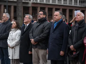 Entrega de ofrenda floral al pie del Mausoleo de José Artigas