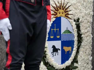 Entrega de ofrenda floral al pie del Mausoleo de José Artigas