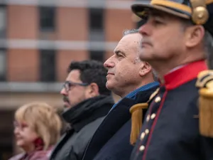 Entrega de ofrenda floral al pie del Mausoleo de José Artigas