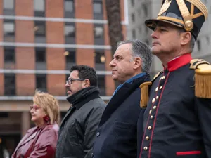 Entrega de ofrenda floral al pie del Mausoleo de José Artigas