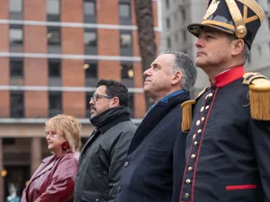 Entrega de ofrenda floral al pie del Mausoleo de José Artigas