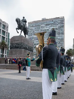 Entrega de ofrenda floral al pie del Mausoleo de José Artigas