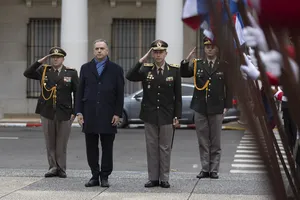 Entrega de ofrenda floral al pie del Mausoleo de José Artigas