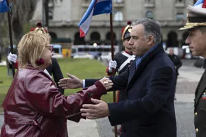 Entrega de ofrenda floral al pie del Mausoleo de José Artigas