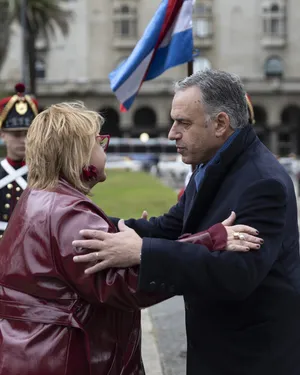 Entrega de ofrenda floral al pie del Mausoleo de José Artigas