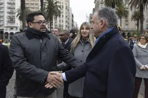 Entrega de ofrenda floral al pie del Mausoleo de José Artigas