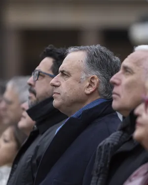 Entrega de ofrenda floral al pie del Mausoleo de José Artigas