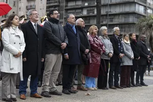 Entrega de ofrenda floral al pie del Mausoleo de José Artigas
