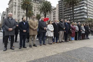 Entrega de ofrenda floral al pie del Mausoleo de José Artigas