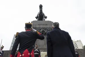 Entrega de ofrenda floral al pie del Mausoleo de José Artigas