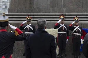 Entrega de ofrenda floral al pie del Mausoleo de José Artigas