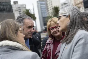 Entrega de ofrenda floral al pie del Mausoleo de José Artigas