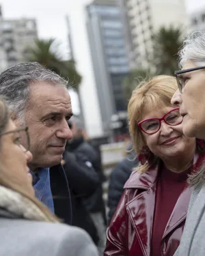 Entrega de ofrenda floral al pie del Mausoleo de José Artigas