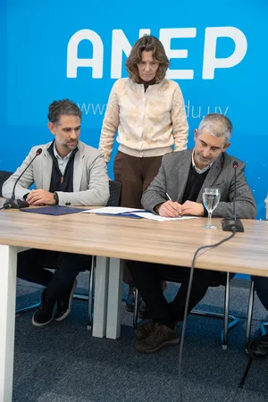 ANEP firmó convenio con la fundación Teletón para formación de docentes