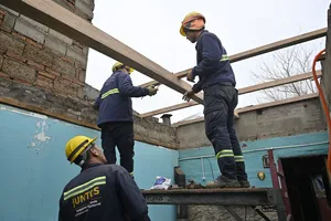 Créditos: MVOT (fotografía) / Presidencia de la República (fuente institucional) Relevamiento del MVOT a viviendas afectadas en Salto luego del temporal