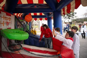 Celebración del Día del Niño en Plaza de Deporte n.° 10 de Cerro Norte