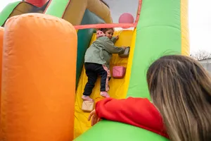 Celebración del Día del Niño en Plaza de Deporte n.° 10 de Cerro Norte