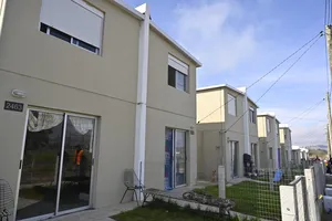 Créditos: Ministerio de Vivienda (fotografía) / Presidencia de la República (fuente institucional) Unas 40 familias del barrio Puesta al Sol recibieron sus viviendas
