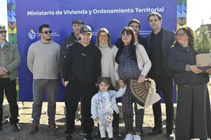 Créditos: Ministerio de Vivienda (fotografía) / Presidencia de la República (fuente institucional) Unas 40 familias del barrio Puesta al Sol recibieron sus viviendas