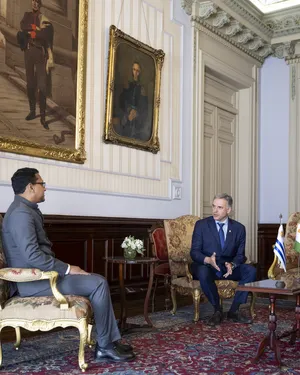 Presidente Orsi recibe cartas credenciales del embajador de India, Binoy George.