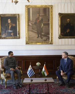 Presidente Orsi recibe cartas credenciales del embajador de India, Binoy George.