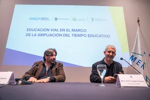 Créditos: Martín Cerchiari (fotografía) / Presidencia de la República (fuente institucional) Unasev entregó certificados a facilitadores de formación en seguridad vial