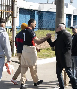Ministro Carlos Negro en jornada de rugby en ex Comcar