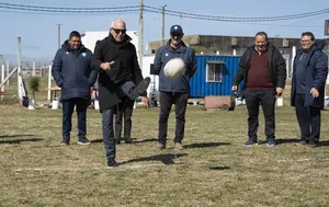 Ministro Carlos Negro en jornada de rugby en ex Comcar