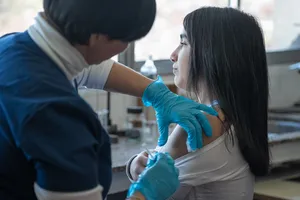 Inicio de vacunación contra meningococo en centros de media