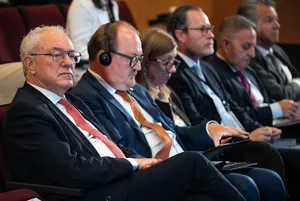 Secretario Alejandro Sánchez en cierre de foro de ACDE