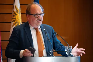 Secretario Alejandro Sánchez en cierre de foro de ACDE