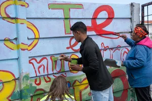 Más Barrio:pintada de mural en Cerro Norte