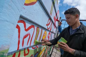 Más Barrio:pintada de mural en Cerro Norte