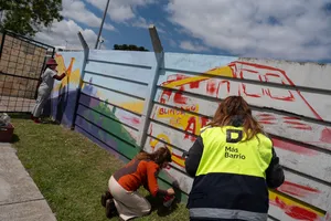 Más Barrio:pintada de mural en Cerro Norte